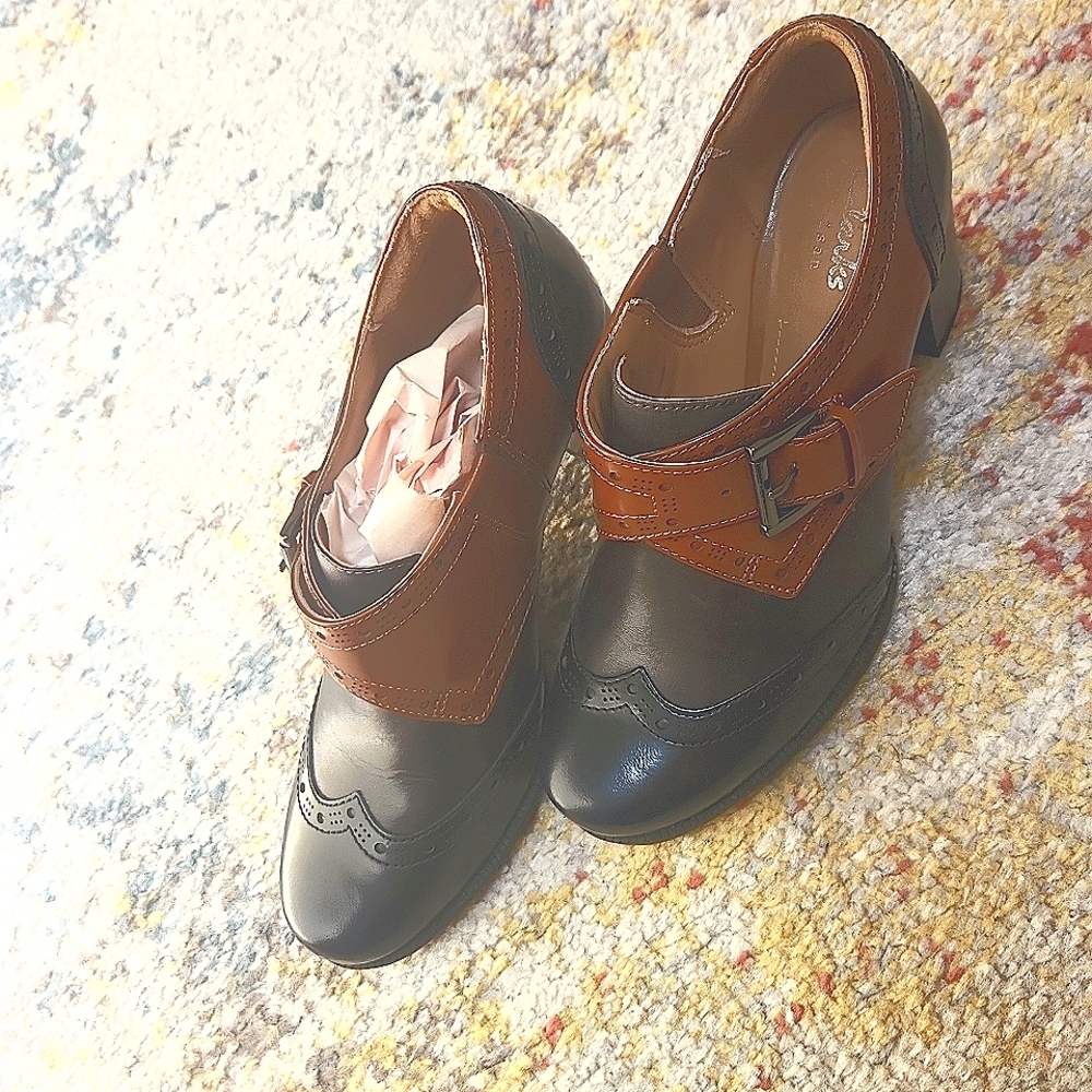 Tri-color black, brown & camel Clarks high heel loafer. Size 6.